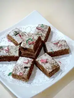 Melaleuca cake with sesame sauce