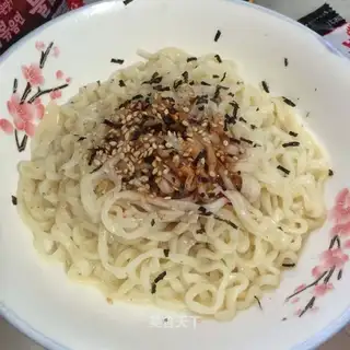Three turkeys with hot noodles