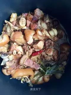 Red burning of pigs' feet