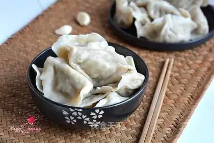 Round cabbage pork dumplings