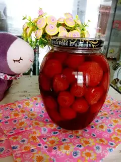 Strawberry cans