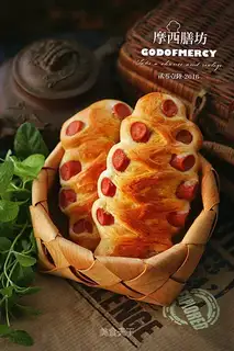 Simple and delicious ham and sausage bread