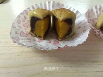 The egg yolk mooncake