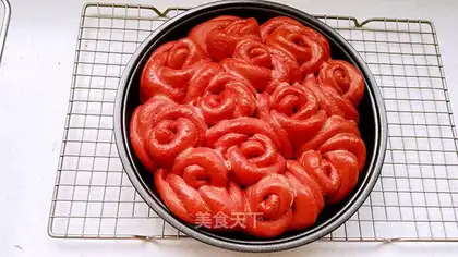 Red rose bread