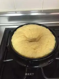 The stone pot steams eggs