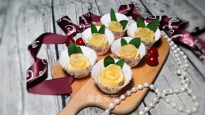 Roast apple rose roll