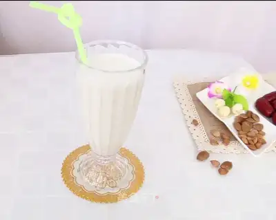 Red-tree almond shake