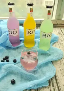 Blueberry ice cocktails