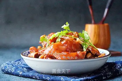 Sucks on the mashed peanut stew