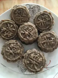 Green bean cake with leather