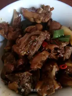 A beer duck with sauce