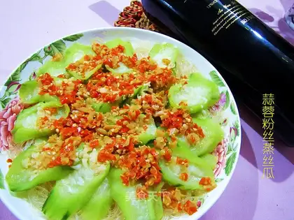 Fans chopping peppers, silk melons