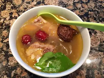 Red-tree mushroom chicken soup