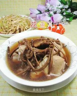 Tea mushroom chicken leg soup