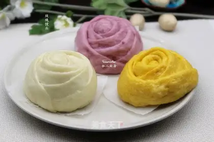 The colored rose bun