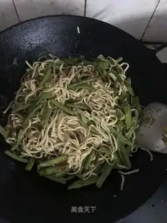 ♪ The beans, the meat, the noodles ♪
