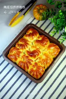 Pumpkin squeezing bread