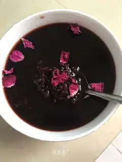 Rose and rice congee