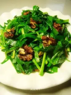 stir-fried leeks with walnuts