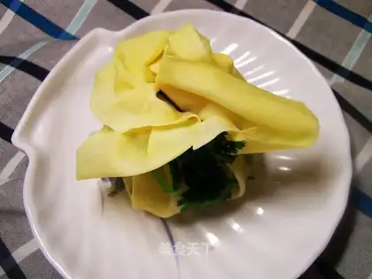 Wild vegetable bean skin bun