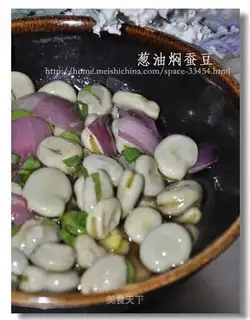 Braised broad beans in scallion oil