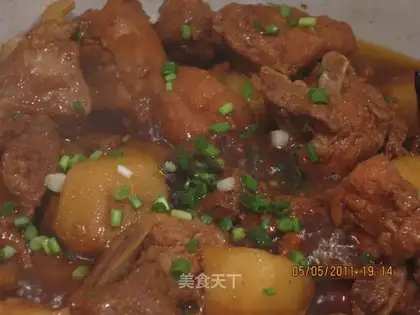 Stewed pork ribs with potatoes