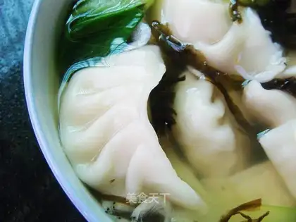 cabbage meat and seaweed dumplings