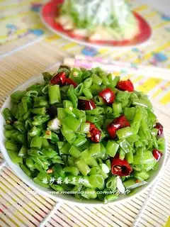 stir-fried garlic and cilantro stalks