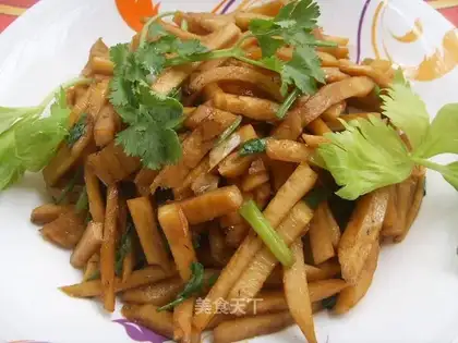 Braised bamboo shoots in oil