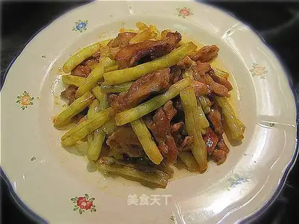 stir-fried chicken leg with soy beans