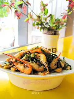 Braised fresh river shrimp with leeks