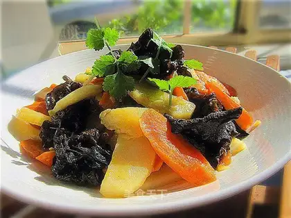 Black fungus braised red and white