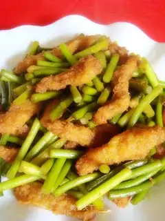 stir-fried chicken fillets with garlic sprouts