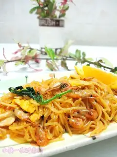 Home-cooked fresh river shrimp fried rice noodles