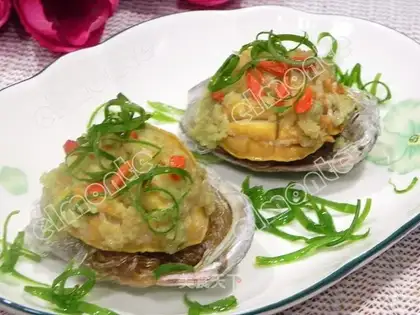 Steamed fresh abalone with garlic and vermicelli