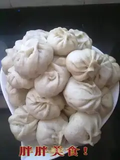 Beef bun with cabbage and cabbage