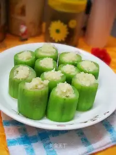 Steamed loofah with garlic