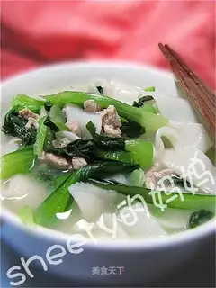 Boiled dumpling skins with green vegetables