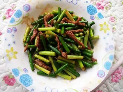 stir-fried pork with garlic moss