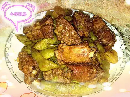 Stewed pork ribs with kidney beans and potatoes