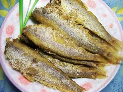 Pan-fried yellow crucian fish
