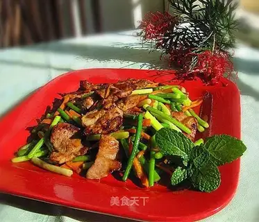 Red and green vegetables with pork neck