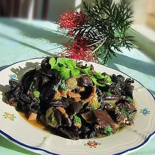Braised eggplant with fungus