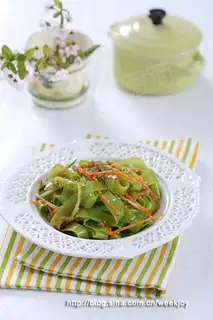Green cold rice noodles