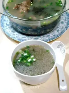 Stewed pork knuckle with soybeans and peanuts