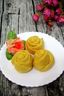 Yellow rose bun