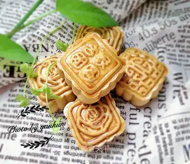 A wide moon cake