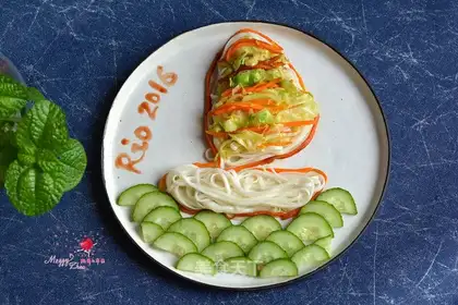 Carrot-covered noodles