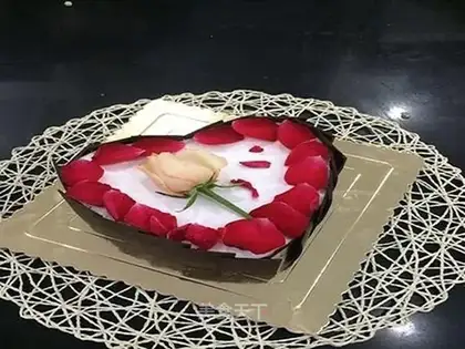 Rose heart cake