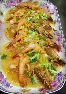 A fan of garlic shrimp
